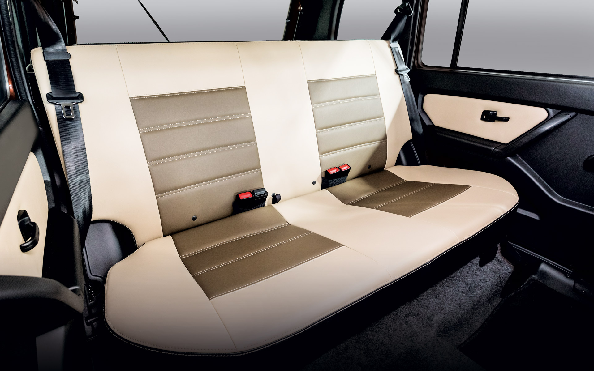 /img/cars/1637051967-interior_lada_4x4_5_dv_3.jpg