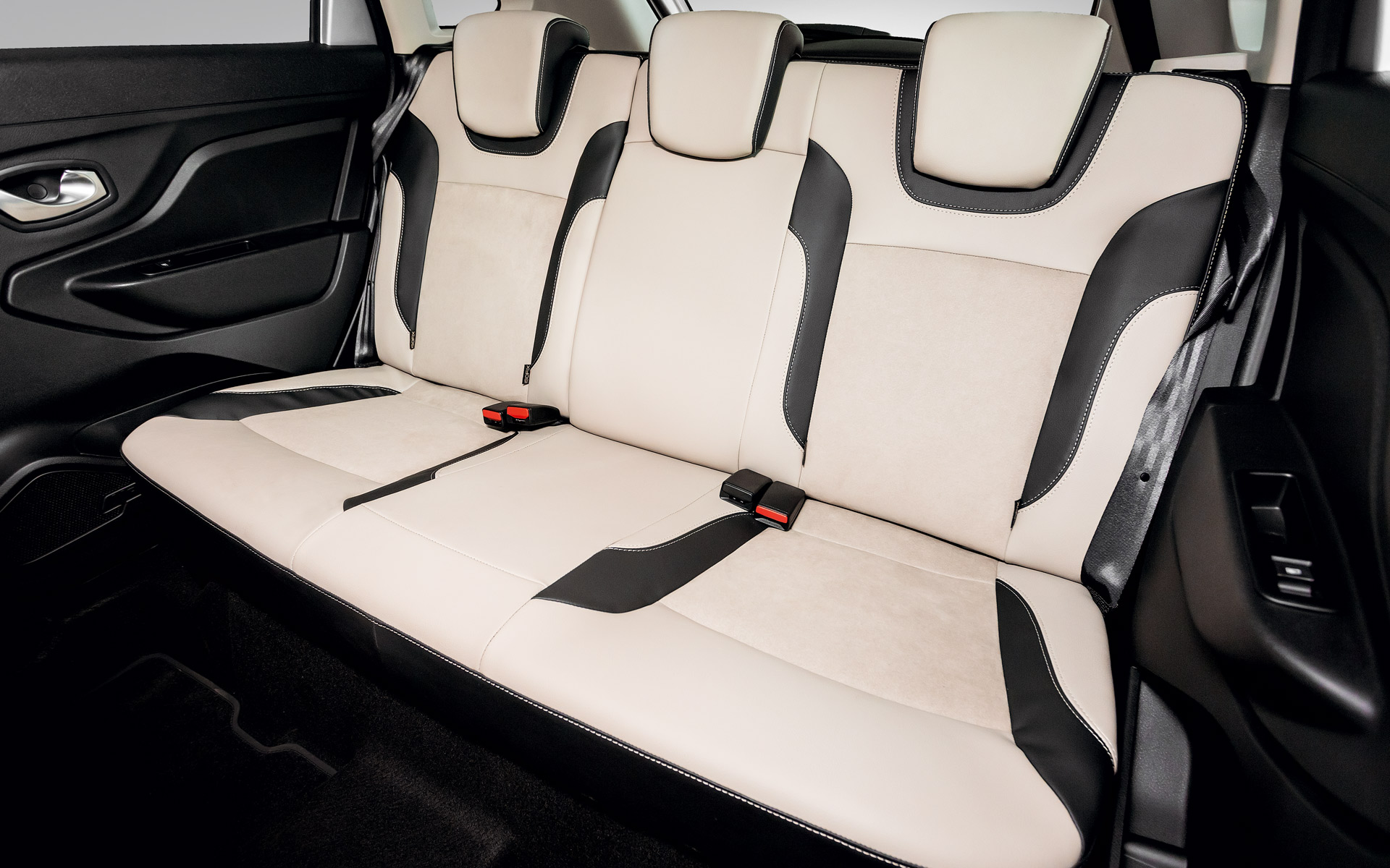 /img/cars/1637052421-interior_lada_XRAY_11.jpg